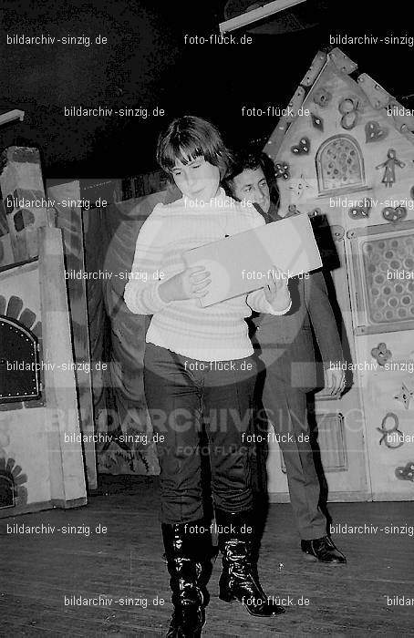 1971 Weihnachtsfeier für die Kinder der Angestellten der Agrob: WHFRKNNGGR-013875