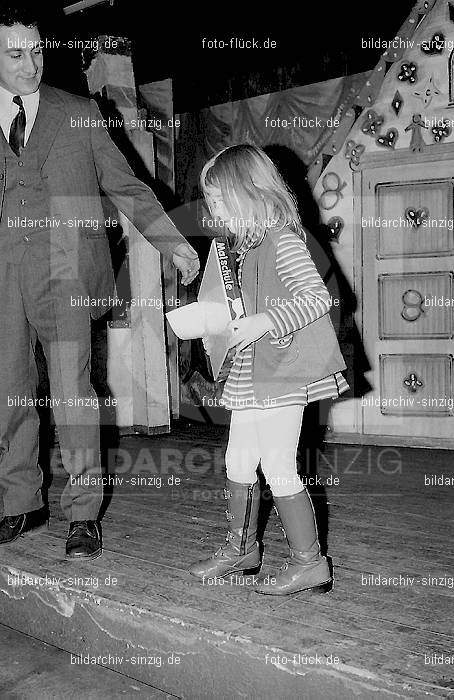 1971 Weihnachtsfeier für die Kinder der Angestellten der Agrob: WHFRKNNGGR-013876