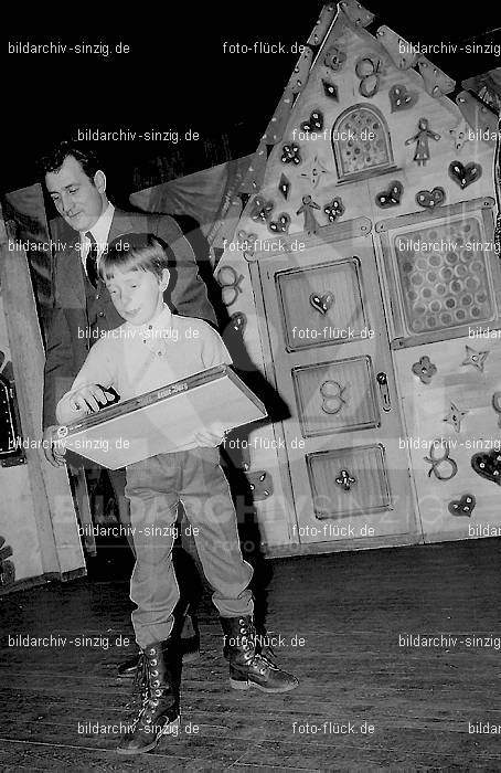 1971 Weihnachtsfeier für die Kinder der Angestellten der Agrob: WHFRKNNGGR-013877