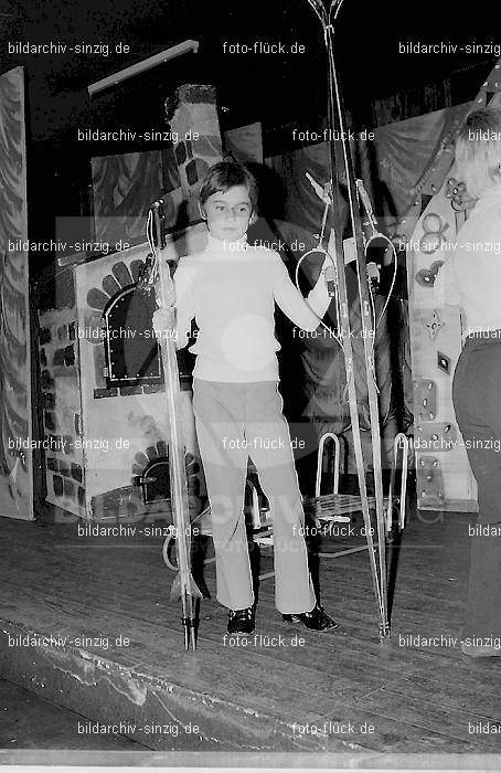 1971 Weihnachtsfeier für die Kinder der Angestellten der Agrob: WHFRKNNGGR-013879