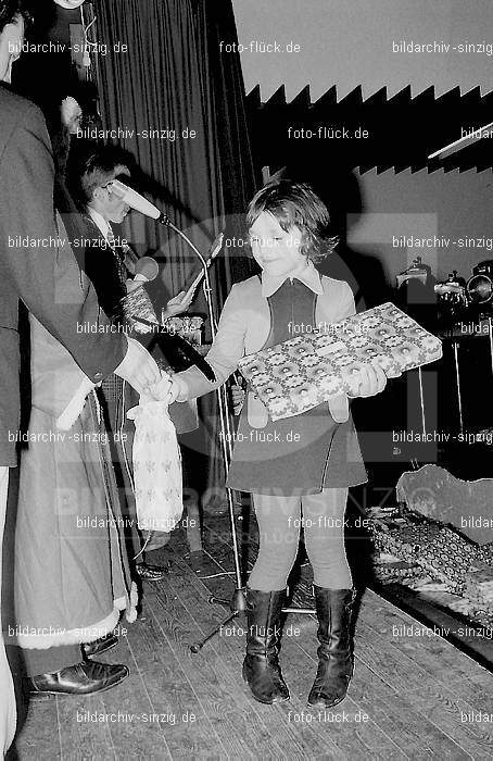 1971 Weihnachtsfeier für die Kinder der Angestellten der Agrob: WHFRKNNGGR-013884