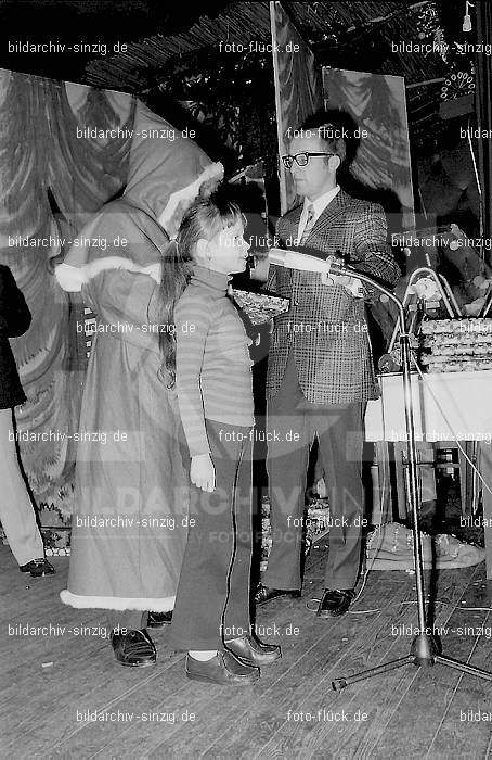 1971 Weihnachtsfeier für die Kinder der Angestellten der Agrob: WHFRKNNGGR-013888