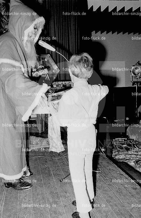 1971 Weihnachtsfeier für die Kinder der Angestellten der Agrob: WHFRKNNGGR-013896