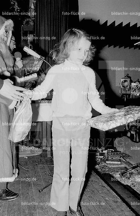 1971 Weihnachtsfeier für die Kinder der Angestellten der Agrob: WHFRKNNGGR-013898