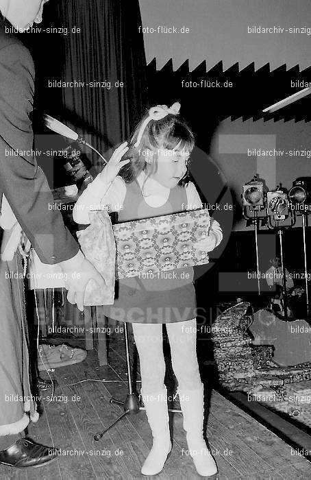 1971 Weihnachtsfeier für die Kinder der Angestellten der Agrob: WHFRKNNGGR-013901