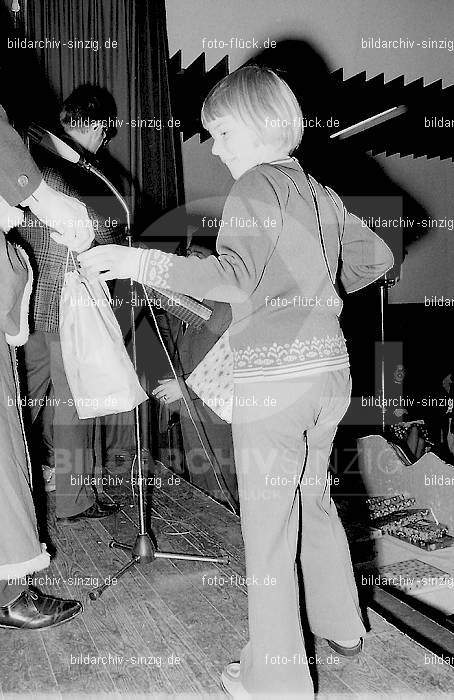 1971 Weihnachtsfeier für die Kinder der Angestellten der Agrob: WHFRKNNGGR-013931