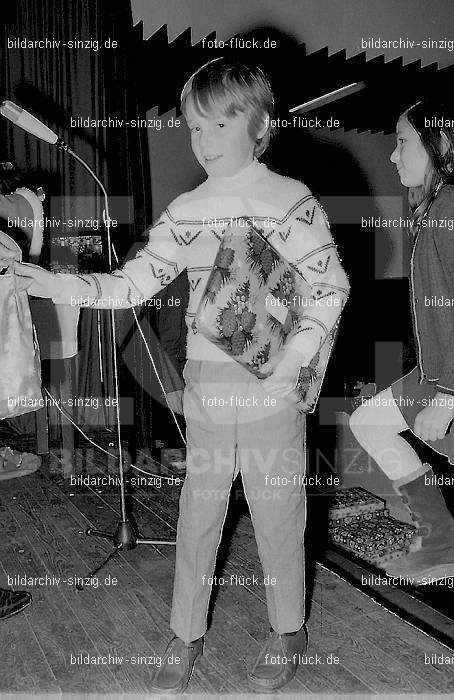 1971 Weihnachtsfeier für die Kinder der Angestellten der Agrob: WHFRKNNGGR-013935