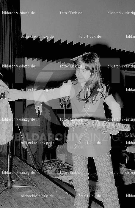1971 Weihnachtsfeier für die Kinder der Angestellten der Agrob: WHFRKNNGGR-013939