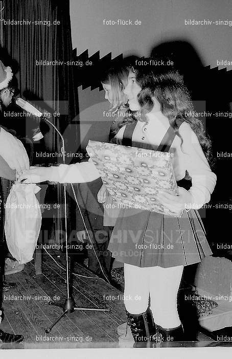 1971 Weihnachtsfeier für die Kinder der Angestellten der Agrob: WHFRKNNGGR-013945