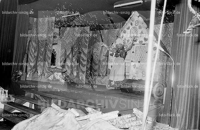 1971 Weihnachtsfeier für die Kinder der Angestellten der Agrob: WHFRKNNGGR-013949