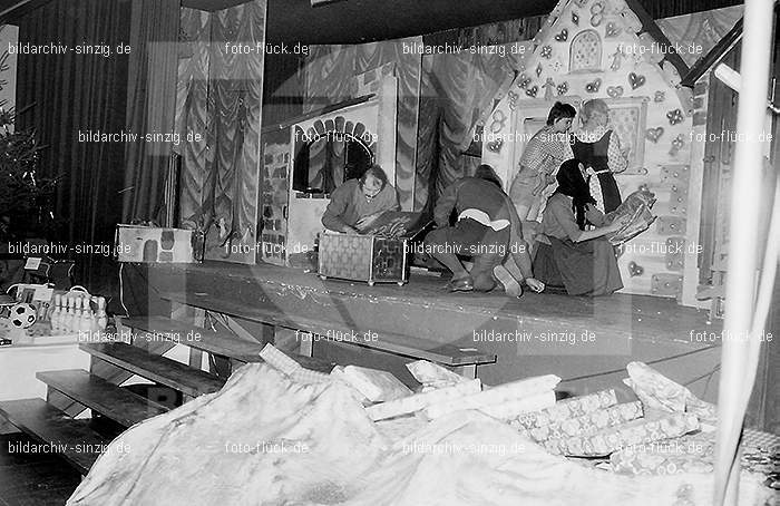 1971 Weihnachtsfeier für die Kinder der Angestellten der Agrob: WHFRKNNGGR-013951