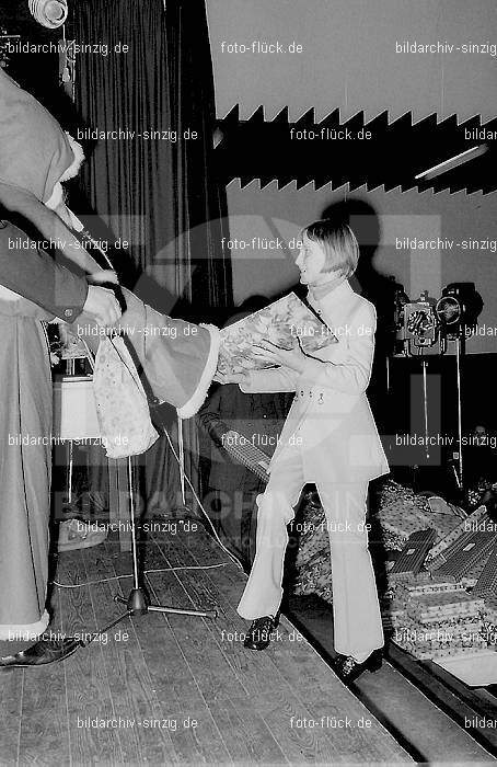 1971 Weihnachtsfeier für die Kinder der Angestellten der Agrob: WHFRKNNGGR-013955