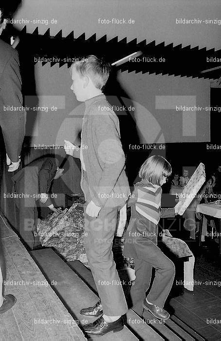 1971 Weihnachtsfeier für die Kinder der Angestellten der Agrob: WHFRKNNGGR-013958