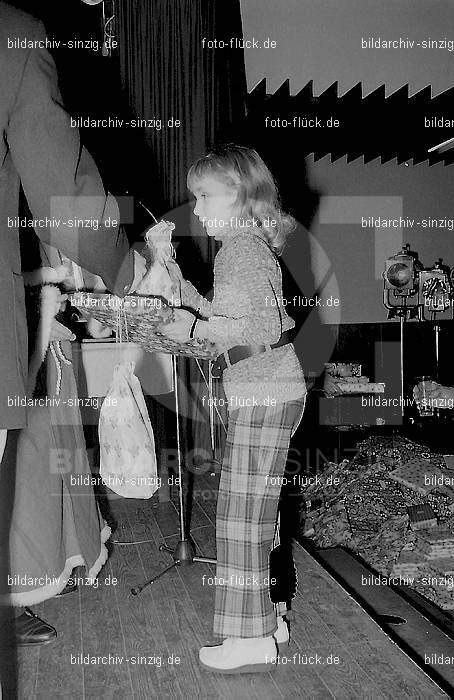 1971 Weihnachtsfeier für die Kinder der Angestellten der Agrob: WHFRKNNGGR-013963
