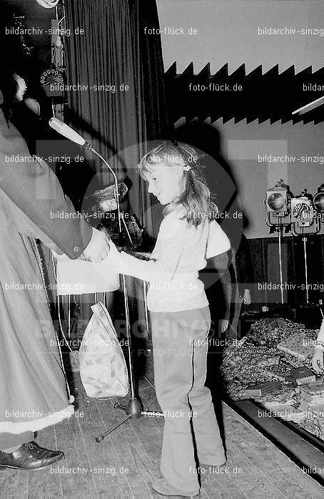 1971 Weihnachtsfeier für die Kinder der Angestellten der Agrob: WHFRKNNGGR-013966