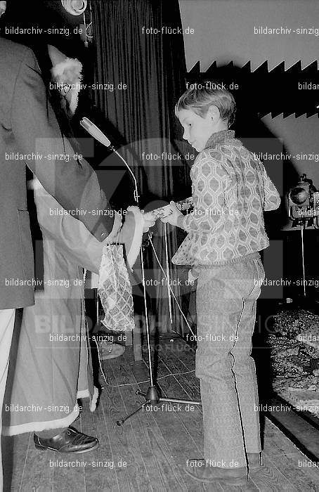 1971 Weihnachtsfeier für die Kinder der Angestellten der Agrob: WHFRKNNGGR-013970