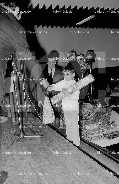 1971 Weihnachtsfeier für die Kinder der Angestellten der Agrob: WHFRKNNGGR-013975