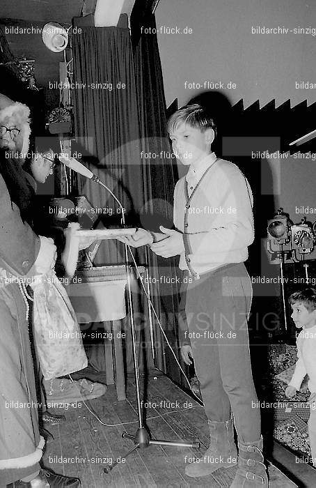 1971 Weihnachtsfeier für die Kinder der Angestellten der Agrob: WHFRKNNGGR-013976