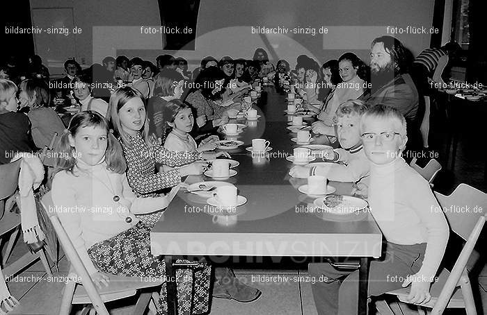 1971 Pfarrheim Sinzig - Namenstag von Pastor Schäfer mit Kinder: PFSNNMPSSCKN-013988