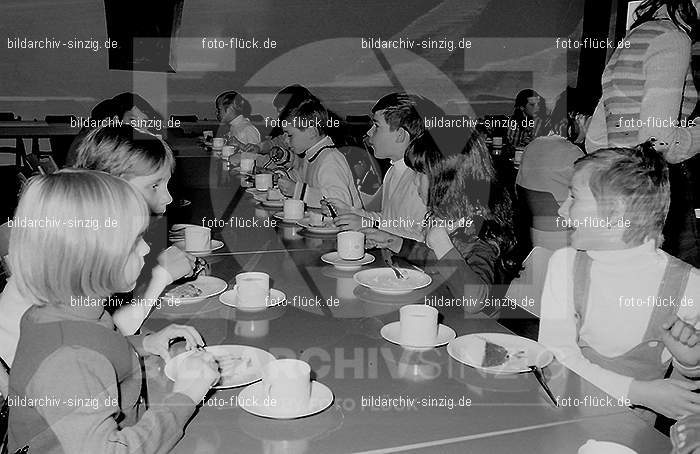 1971 Pfarrheim Sinzig - Namenstag von Pastor Schäfer mit Kinder: PFSNNMPSSCKN-013991