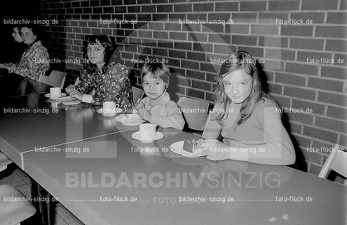 1971 Pfarrheim Sinzig - Namenstag von Pastor Schäfer mit Kinder: PFSNNMPSSCKN-013998