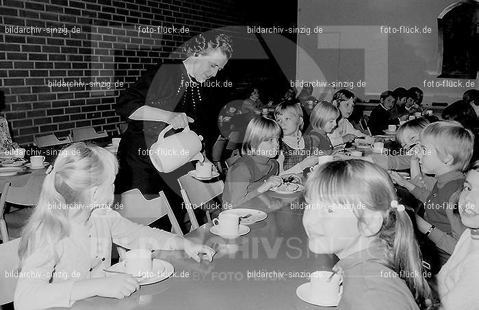 1971 Pfarrheim Sinzig - Namenstag von Pastor Schäfer mit Kinder: PFSNNMPSSCKN-014002