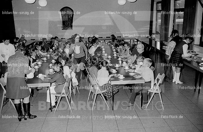 1971 Pfarrheim Sinzig - Namenstag von Pastor Schäfer mit Kinder: PFSNNMPSSCKN-014004