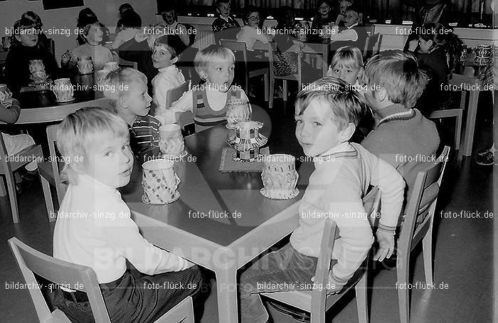 1971 Sankt Martin im Kath. Kindergarten St. Peter Sinzig: SNMRKTKNSTPTSN-014081