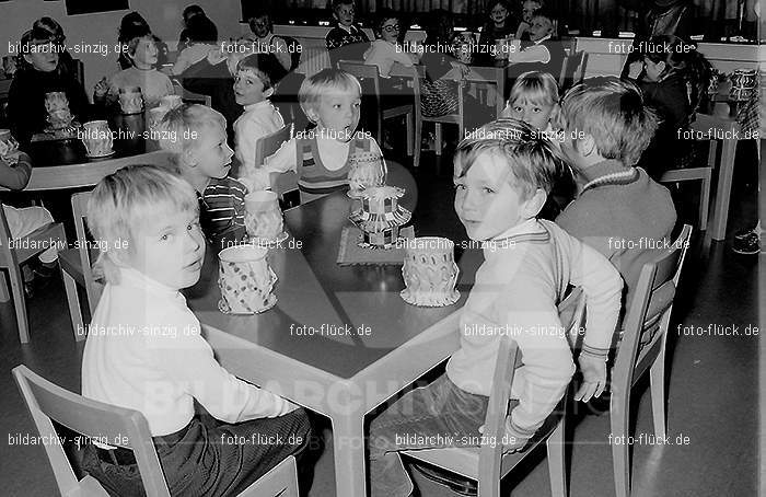 1971 Sankt Martin im Kath. Kindergarten St. Peter Sinzig: SNMRKTKNSTPTSN-014082