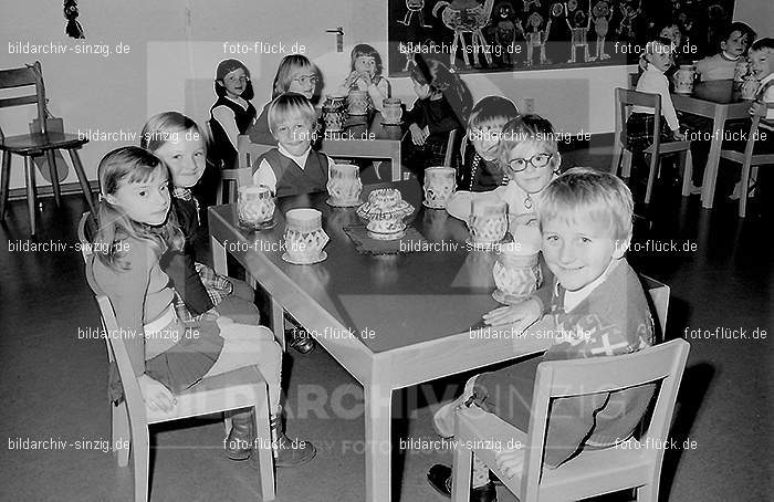 1971 Sankt Martin im Kath. Kindergarten St. Peter Sinzig: SNMRKTKNSTPTSN-014085