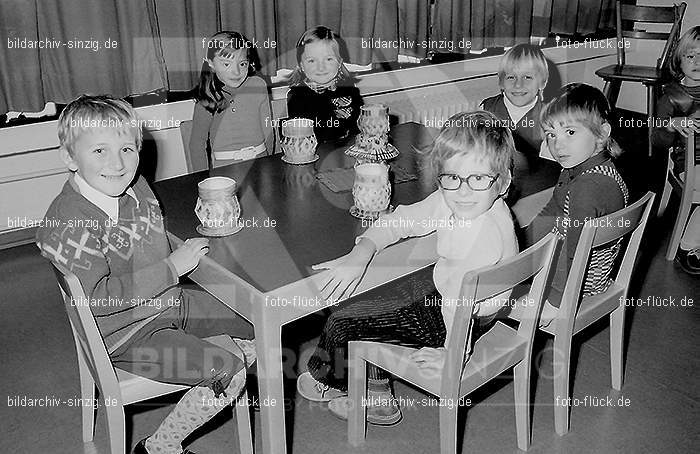 1971 Sankt Martin im Kath. Kindergarten St. Peter Sinzig: SNMRKTKNSTPTSN-014086