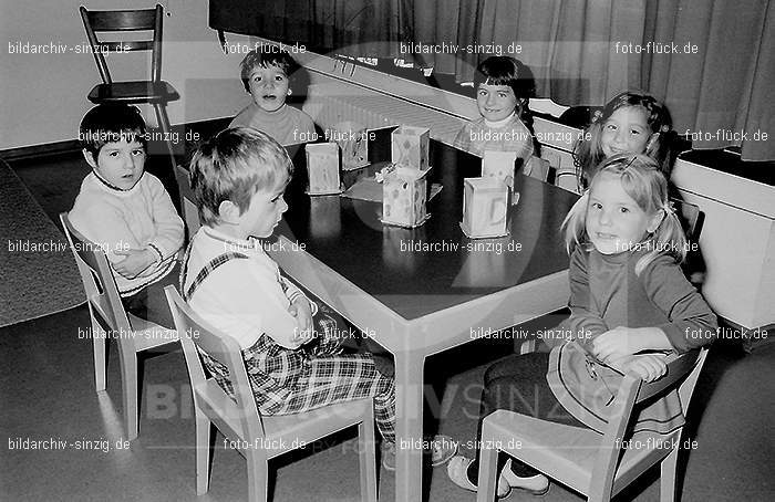 1971 Sankt Martin im Kath. Kindergarten St. Peter Sinzig: SNMRKTKNSTPTSN-014096