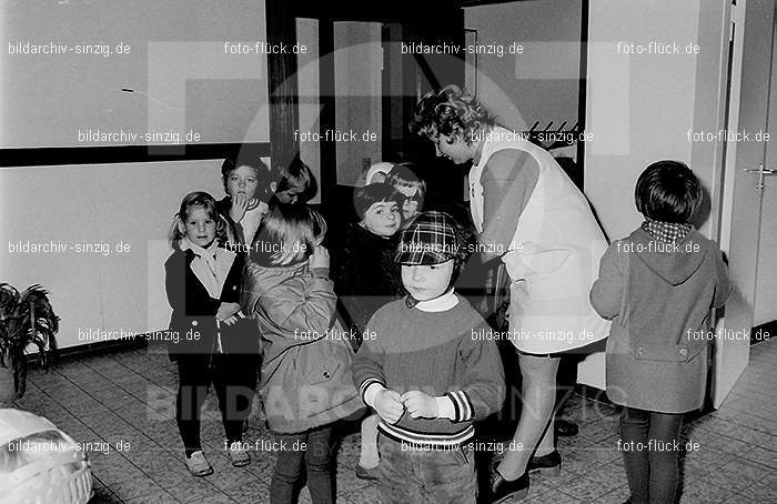 1971 Sankt Martin im Kath. Kindergarten St. Peter Sinzig: SNMRKTKNSTPTSN-014137