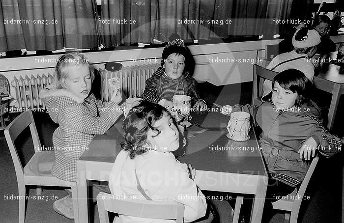 1971 Sankt Martin im Kath. Kindergarten St. Peter Sinzig: SNMRKTKNSTPTSN-014140