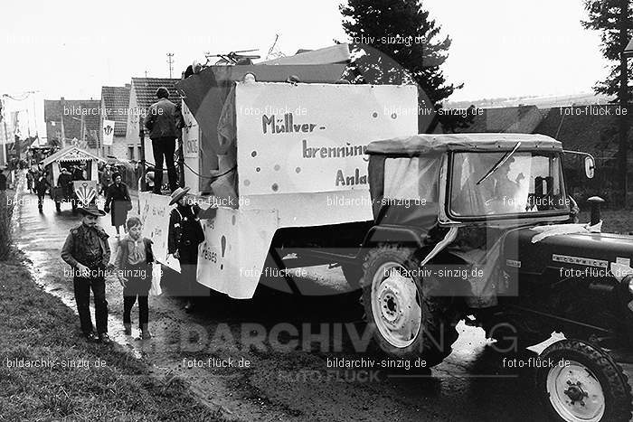 1971/1970 Karnevalsumzug in Westum: KRWS-014555