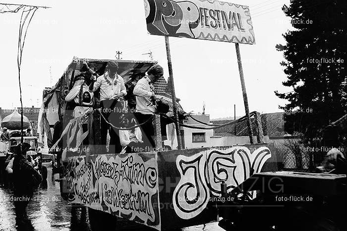 1971/1970 Karnevalsumzug in Westum: KRWS-014563