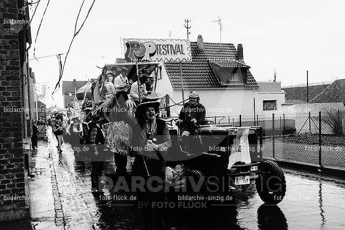 1971/1970 Karnevalsumzug in Westum: KRWS-014564