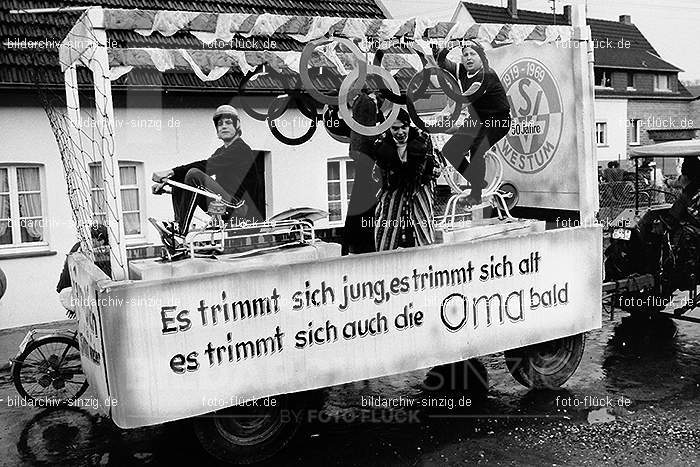 1971/1970 Karnevalsumzug in Westum: KRWS-014569