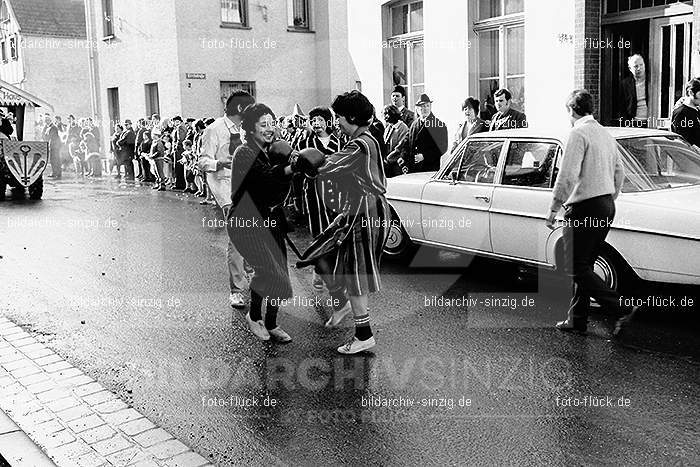 1971/1970 Karnevalsumzug in Westum: KRWS-014590
