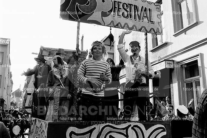 1971/1970 Karnevalsumzug in Westum: KRWS-014595