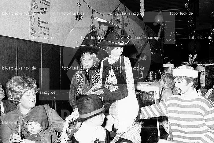 1971/1970 TV-08 Kinderball im Helenensaal Sinzig: TVKNHLSN-014686