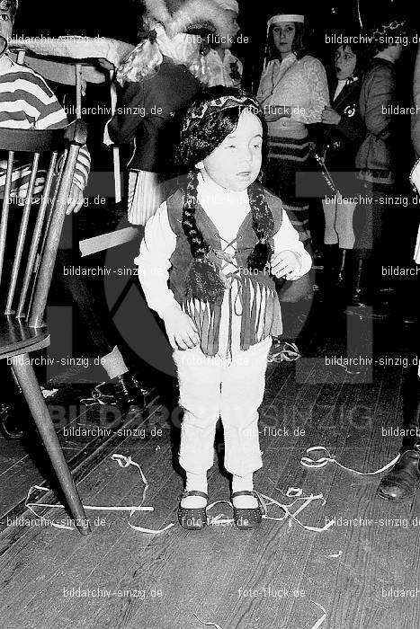 1971/1970 TV-08 Kinderball im Helenensaal Sinzig: TVKNHLSN-014688