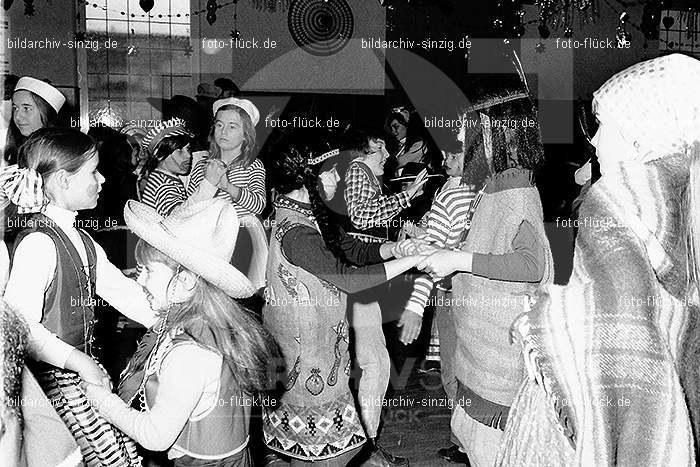 1971/1970 TV-08 Kinderball im Helenensaal Sinzig: TVKNHLSN-014691