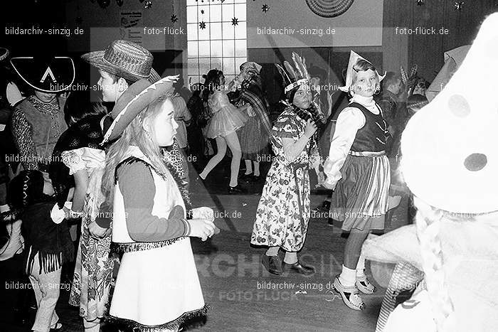 1971/1970 TV-08 Kinderball im Helenensaal Sinzig: TVKNHLSN-014694