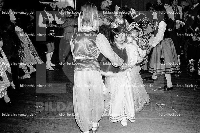 1971/1970 TV-08 Kinderball im Helenensaal Sinzig: TVKNHLSN-014695