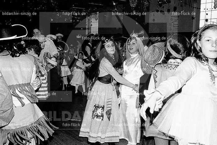 1971/1970 TV-08 Kinderball im Helenensaal Sinzig: TVKNHLSN-014696