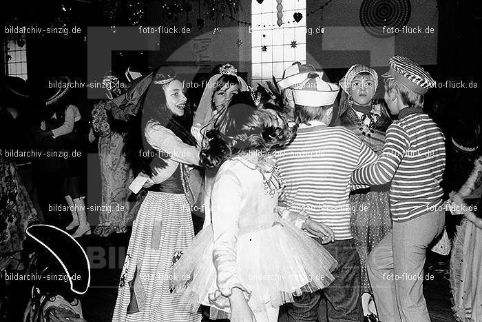 1971/1970 TV-08 Kinderball im Helenensaal Sinzig: TVKNHLSN-014697