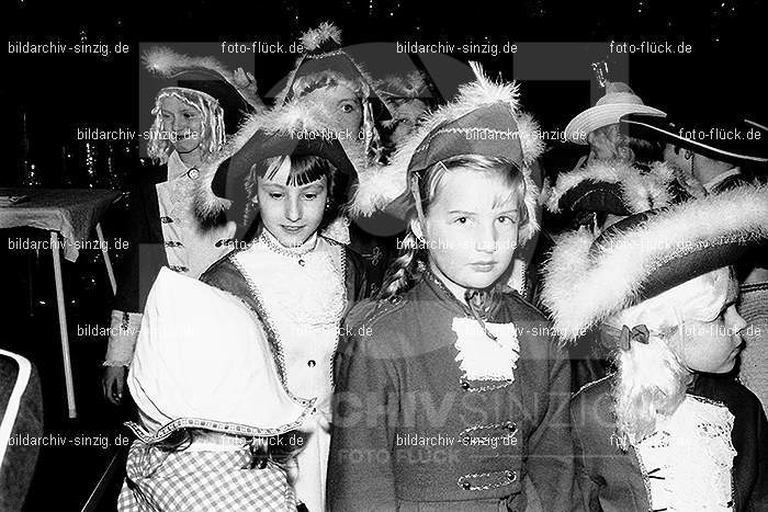 1971/1970 TV-08 Kinderball im Helenensaal Sinzig: TVKNHLSN-014702