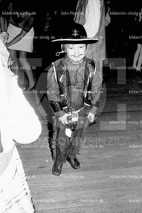 1971/1970 TV-08 Kinderball im Helenensaal Sinzig: TVKNHLSN-014715