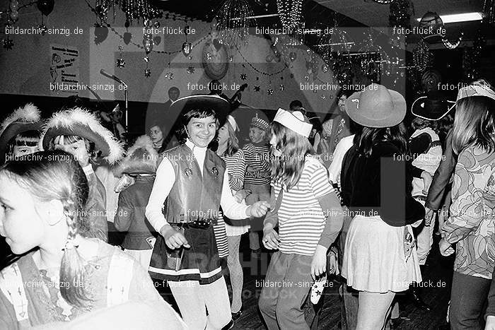 1971/1970 TV-08 Kinderball im Helenensaal Sinzig: TVKNHLSN-014717